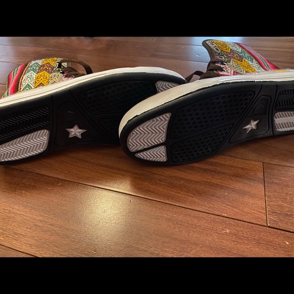 Size 8 lace up high tops with South American inspired pattern - Picture 4 of 12